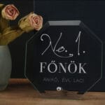Főnököknek, csiszolt üveglap gravírozva